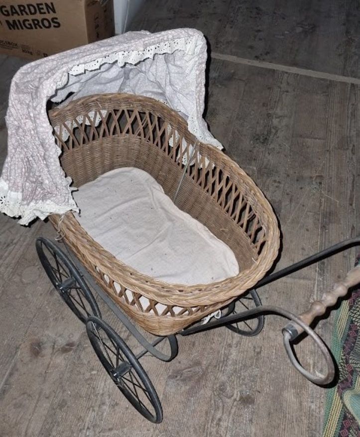 Carrozzine per bambole: Antiker Puppen- oder Babywagen – Usato da Neftenbach venduto da HUS12 1