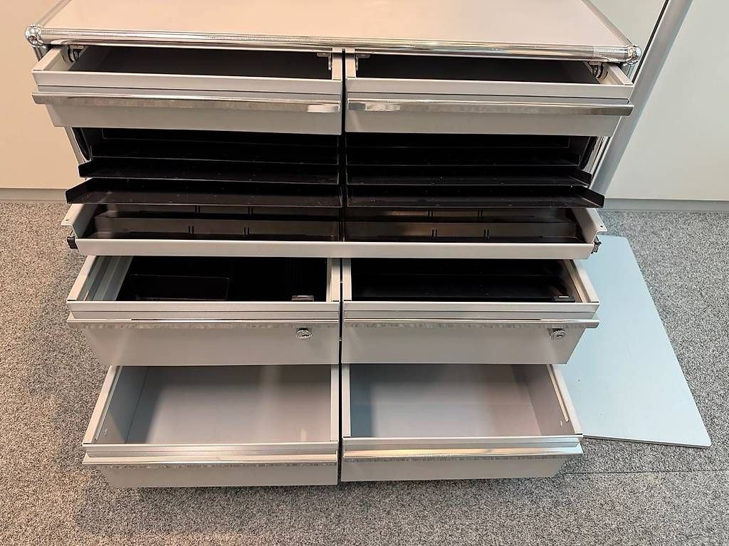 USM Cassettiere: USM - Meuble de rangement gris – Usato da Rolle venduto da nla_js68 1