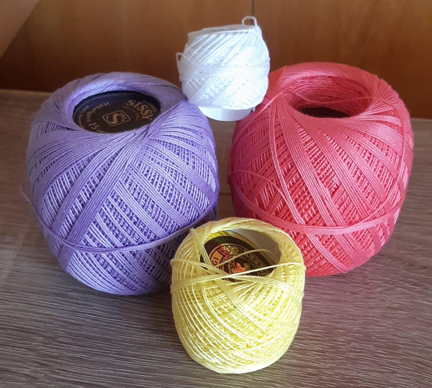 Cordicelle & Fili: 4 Knäuel Garn / Stickgarn / Häkelgarn – Nuovo (secondo la descrizione) da Arch venduto da Drosselbart