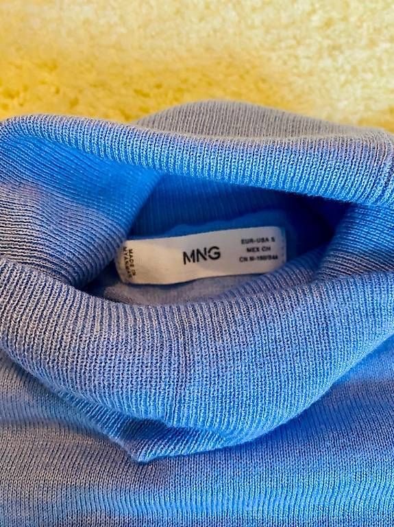 Mango Pulls & Sweat-shirts: Feiner hellblauer Rollkragenpullover / mi Kaschmir / MANGO – D'occasion à Zürich par JLorraine 1