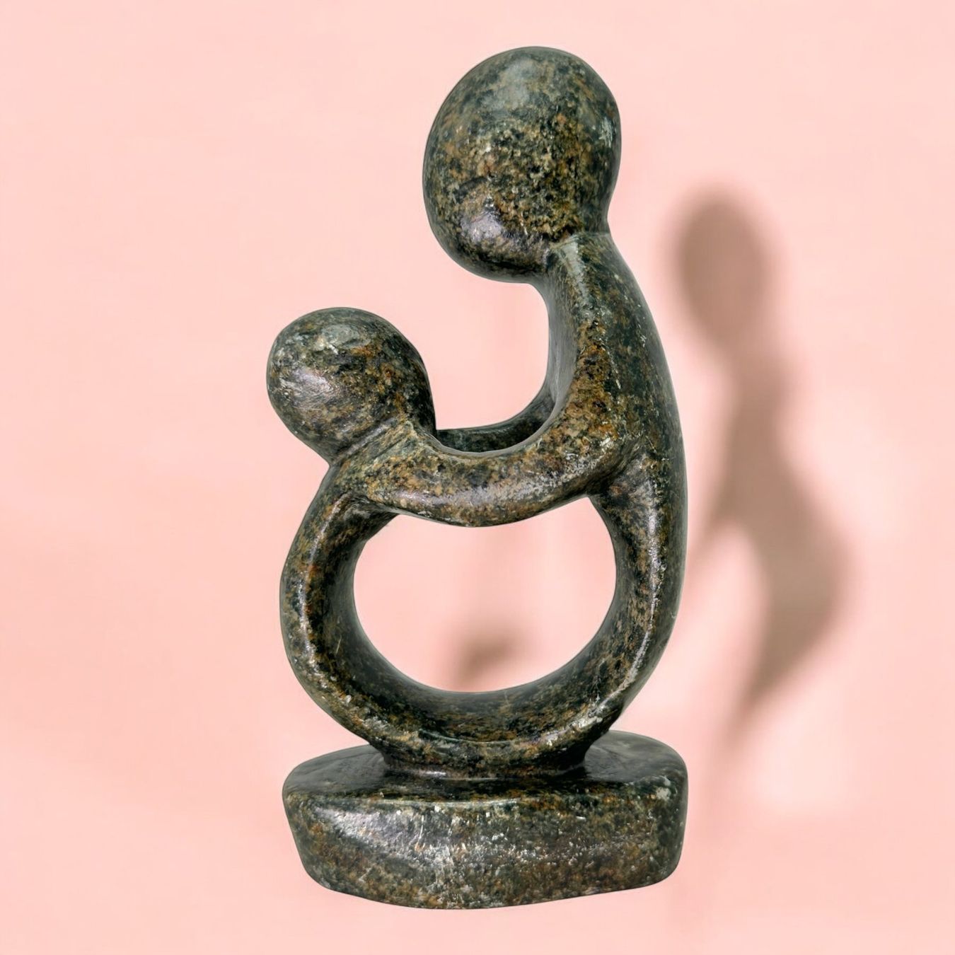 Sculture & Statue: Sculpture moderniste en pierre "La Maternité" – Usato da Morges venduto da DidisLuxeFinds