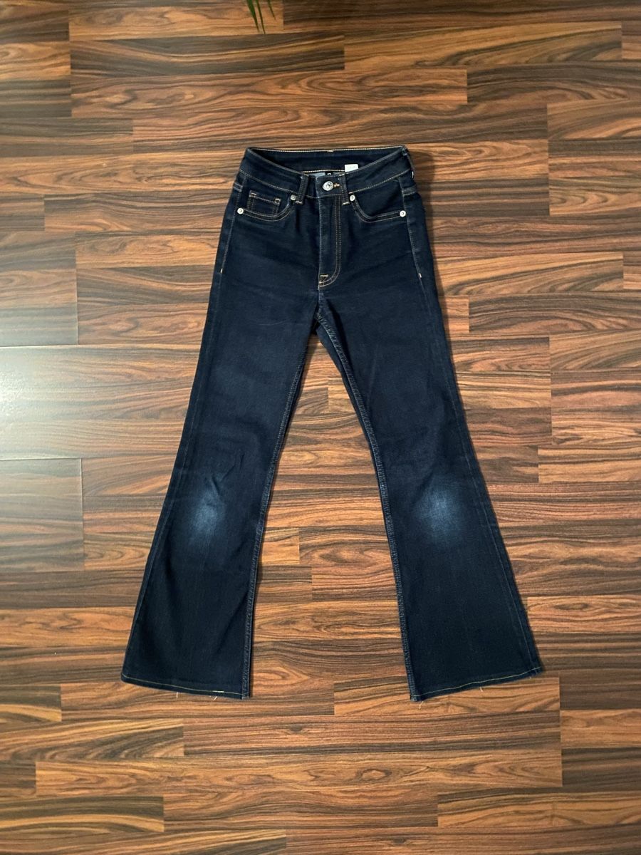 H&M Jeans: Dunkelblaue Schlaghose/ flared Jeans – Usato da Gretzenbach venduto da Lina.67