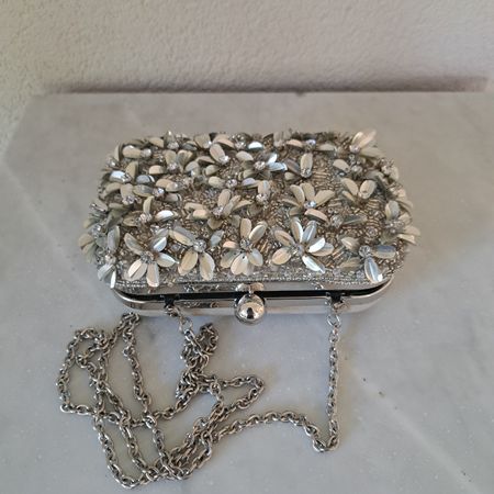 Elegante Clutch mit Blumenmuster!