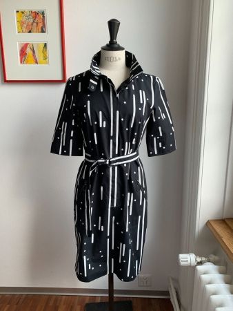 AKRIS: Edles, schwarz gemustertes Kleid, 36