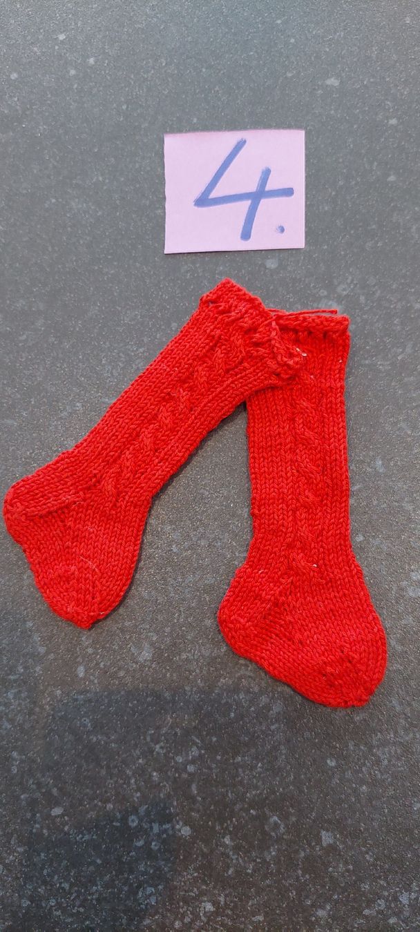 Bambole: Puppensocken dunkelrot handgestrickt neu  – Nuovo (secondo la descrizione) da Muri AG venduto da nindo1 6