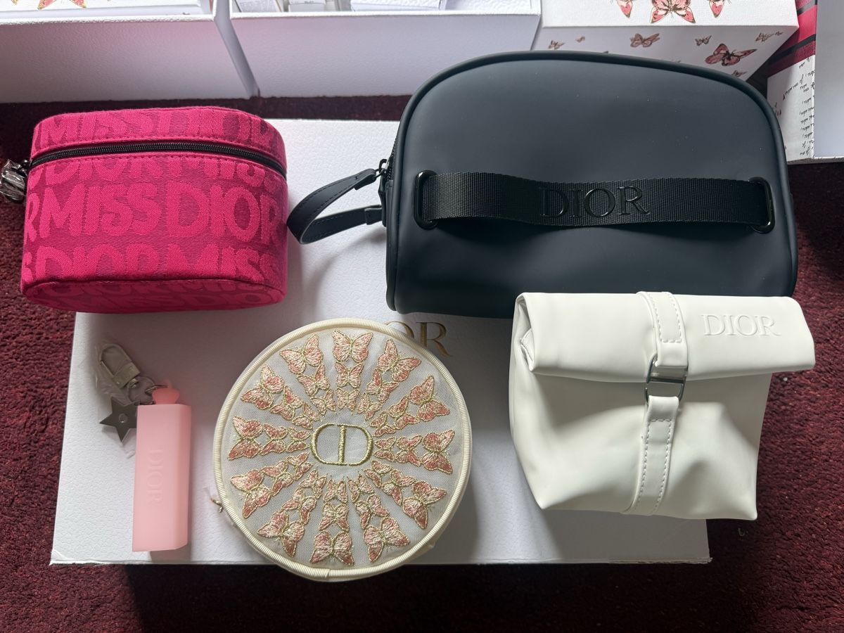 Dior Custodie per cosmetici: Dior Beauty Pouch Set + Dior Key ring – Nuovo e nell'imballaggio originale da Luzern venduto da sas_r89l