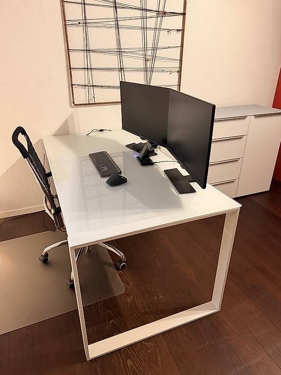 Interio Bureaux: Pult mit Glasplatte – D'occasion à Wettswil par jasminfriedli
