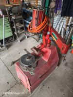 machine à démonter les pneus. Reifenmontiermaschine