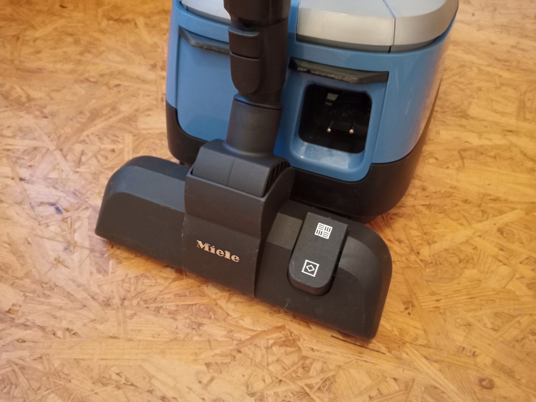 Miele Staubsauger & Zubehör: Staubsauger Miele Complete C2 powerline 890w – Gebraucht aus Prez-vers-Siviriez von Monija70 5