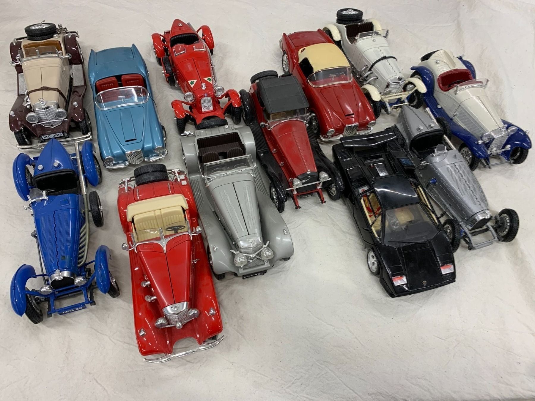 Bburago Modellini d'auto: 12 Burango Sammelautos 1/18 – Nuovo (secondo la descrizione) da Arch venduto da Noah819 1