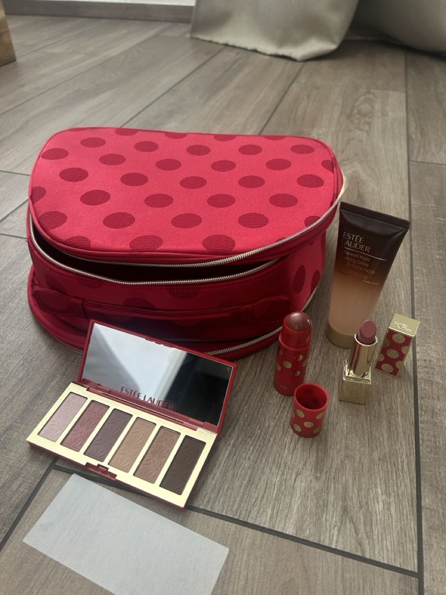 Estée Lauder Make-up: Estee Lauder Make-up Bag and Cosmetics Set – Neu und originalverpackt aus Marin-Epagnier von Kty_1907