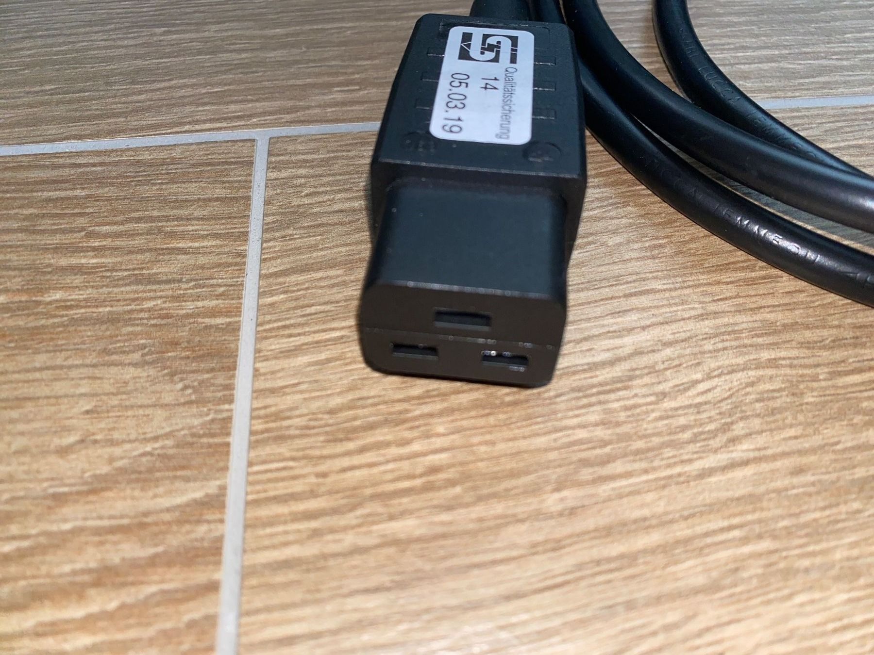 Cavi: Kabel mit Schweizer T23 Stecker & IEC 320 C19 (2.5m) – Nuovo (secondo la descrizione) da Brütten venduto da Trinity_ch 1