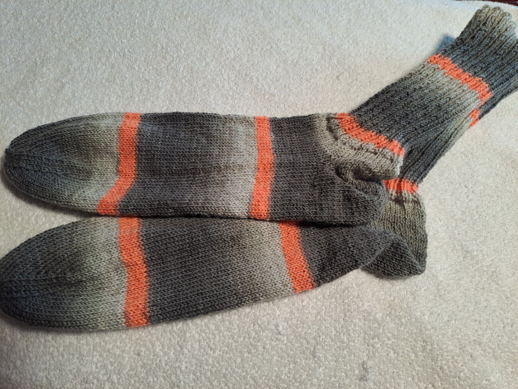 Calze: handgestrickte Socken Grösse 44 /45 – Nuovo (secondo la descrizione) da Tuttwil venduto da wolleundstoff