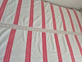 Vintage Tischtuch, rot/weiss gestreift, mit Spitze.