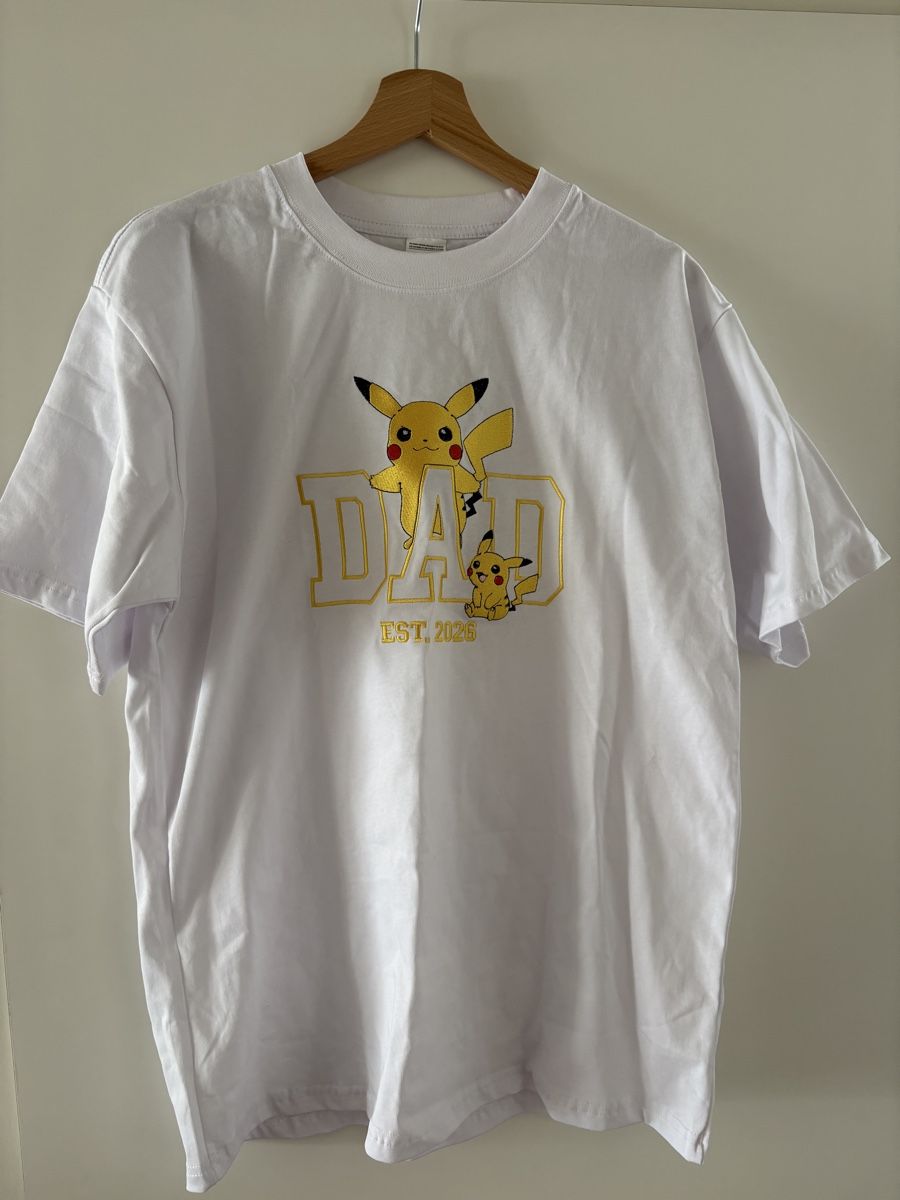 T-shirt: T-Shirt White Pikachu Dad Est 2026 – Nuovo e nell'imballaggio originale da Zürich venduto da oktawia.kata