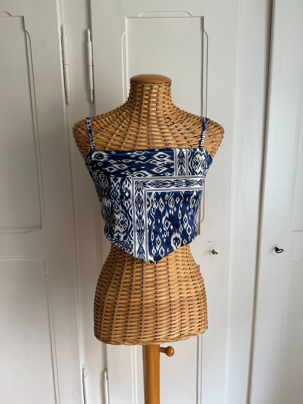 Tally Weijl Top: Satin Top blau-weiss gemustert S – Usato da Zürich venduto da Diazaio