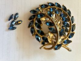 broche  bleu année 70- manque 4 pailletes que j'ai récupére