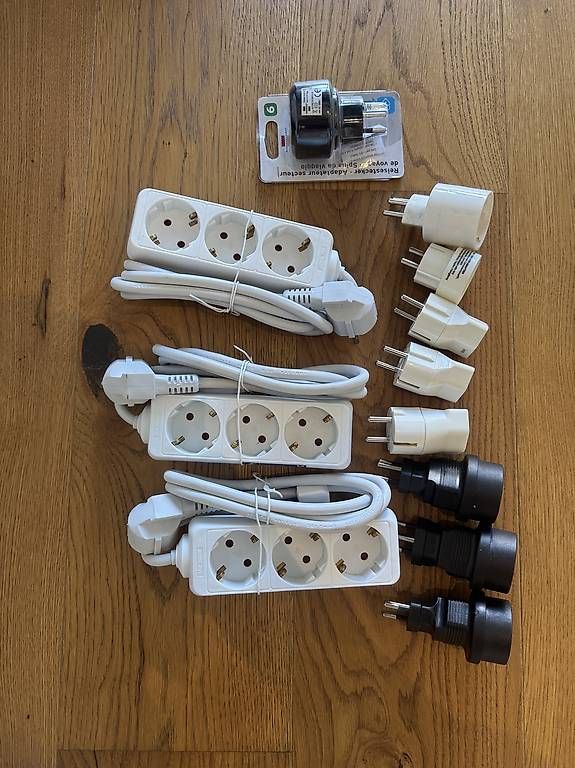 Stecker: 3x Schuko-Steckdosenleisten + 9x Schweizer Reiseadapter – Gebraucht aus Birr von Satti