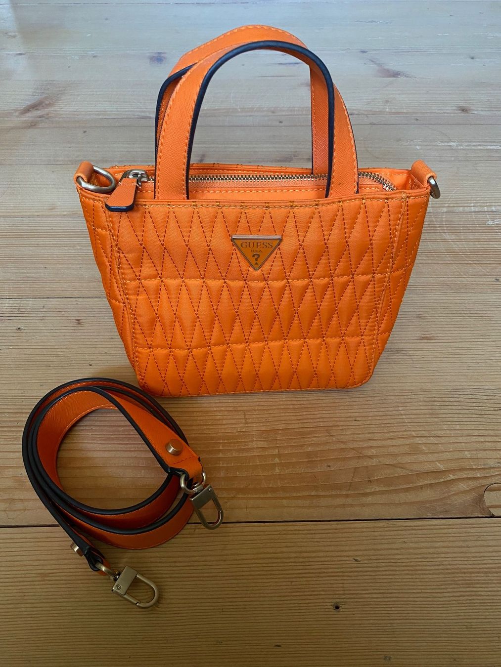 Guess Taschen für Damen: Guess Handtasche orange – Gebraucht aus Ellikon an der Thur von capricorn1234