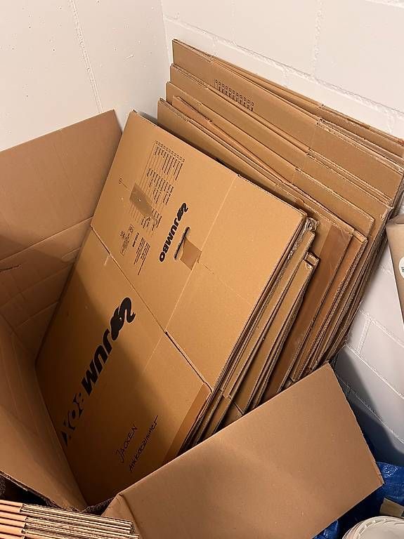 Kartons: Umzugskartons – Neu und originalverpackt aus Siebnen von dia_672h