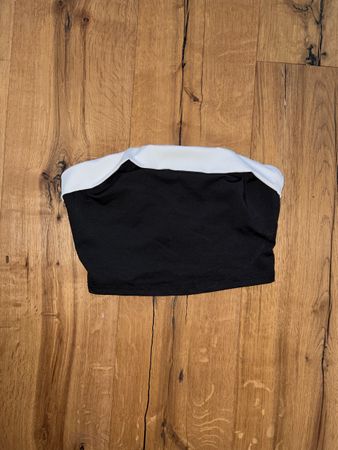 Schwarzes Bandeau Top mit weissem Rand