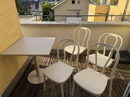 Tisch und 4 Stapelbarer Gartenstuhl