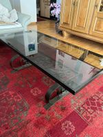 Couchtisch mit Glasplatte und Metallgestell
