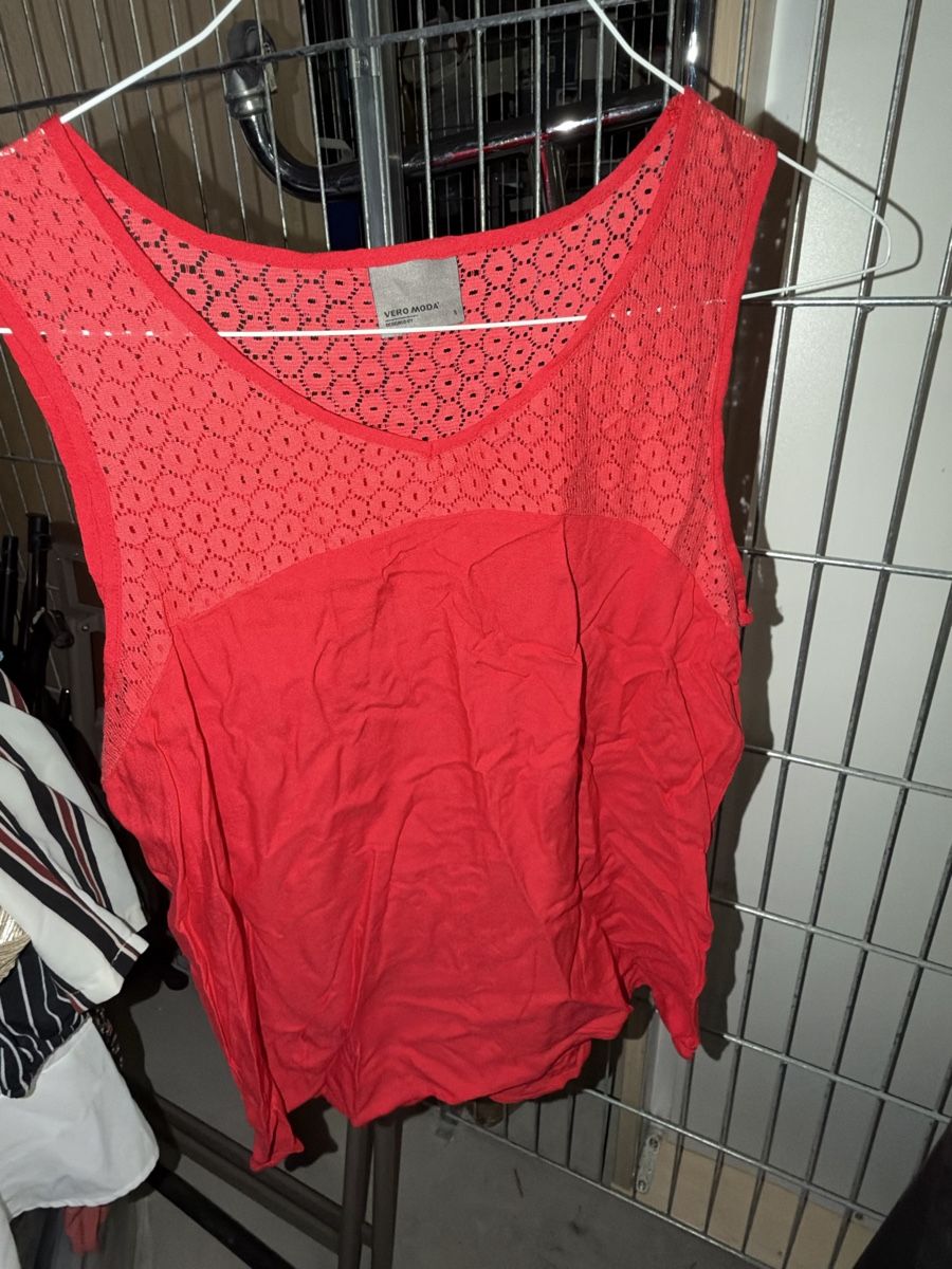 Vero Moda Tops: Vero Moda Top rot mit Spitzenbesatz – Neu (gemäss Beschreibung) aus Biel/Bienne von Peeeep10