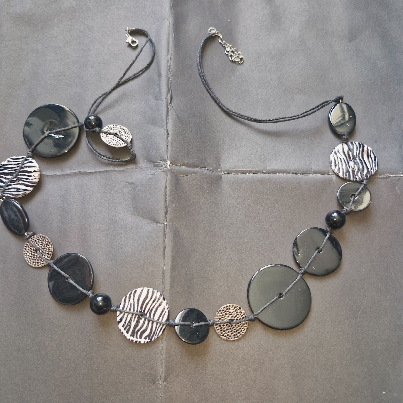 Catenine: Collier motif zèbre  – Usato da Neuchâtel venduto da yas_zdb7