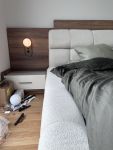 Neues Bett 180cm x 200cm, inkl. Nachttische und Lampe