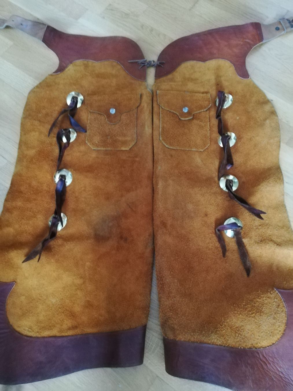 Hosen: Western Chaps Leder hellbraun mit Conchos gebraucht – Gebraucht aus Luzern von Amenophis1 1