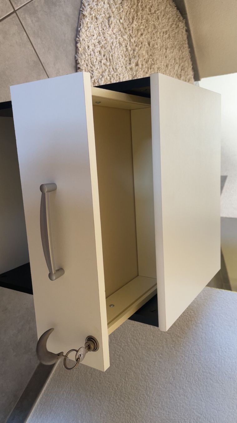 Nachttische: Nachttisch mit Rollen & abschliessbarer Schublade – Neu (gemäss Beschreibung) aus Tuttwil von xen_9hdh 3