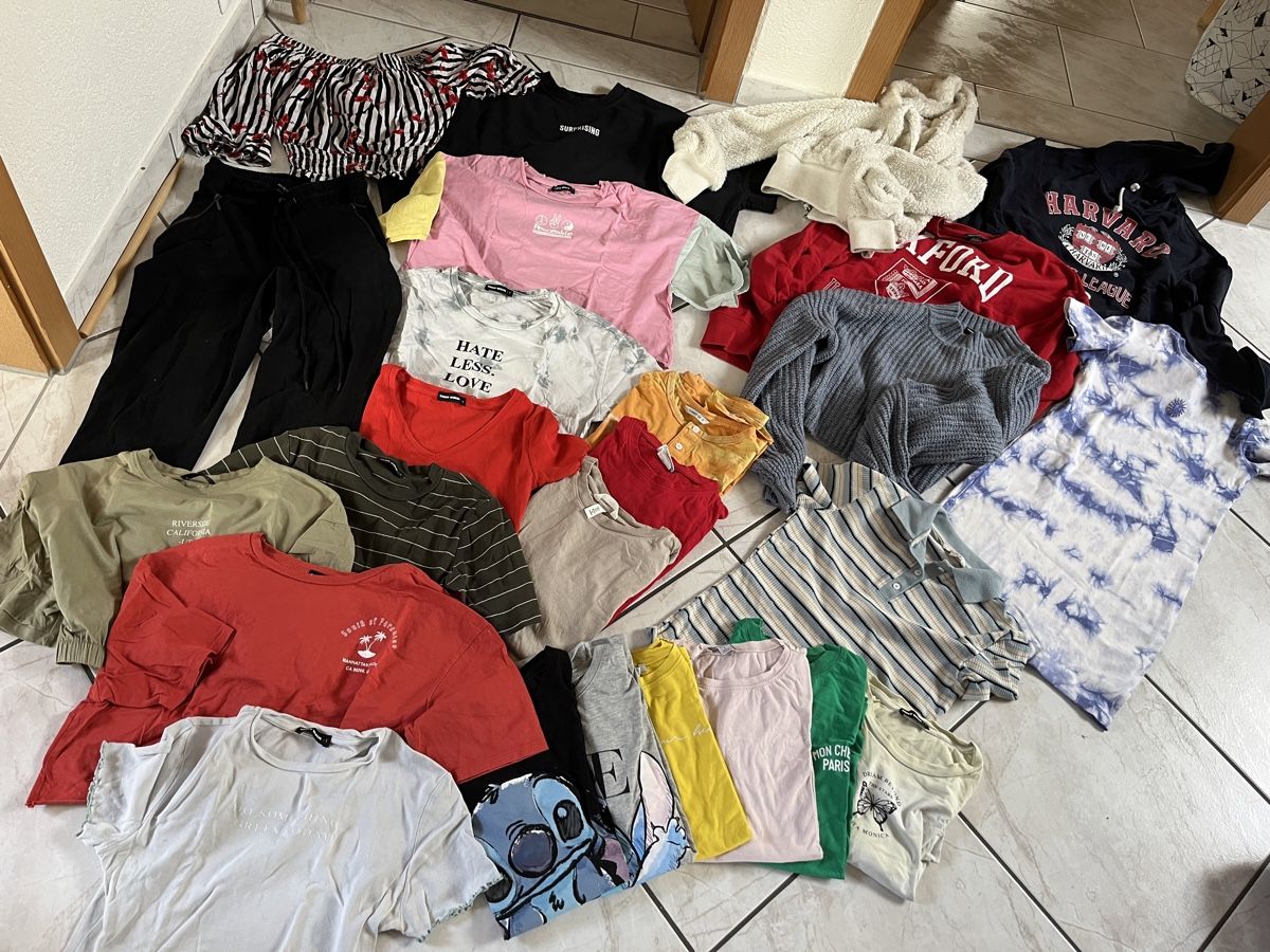 Lotti & Set di vestiti: Kleiderpaket 25 Teile Grösse S – Usato da St.Pantaleon venduto da frodobi