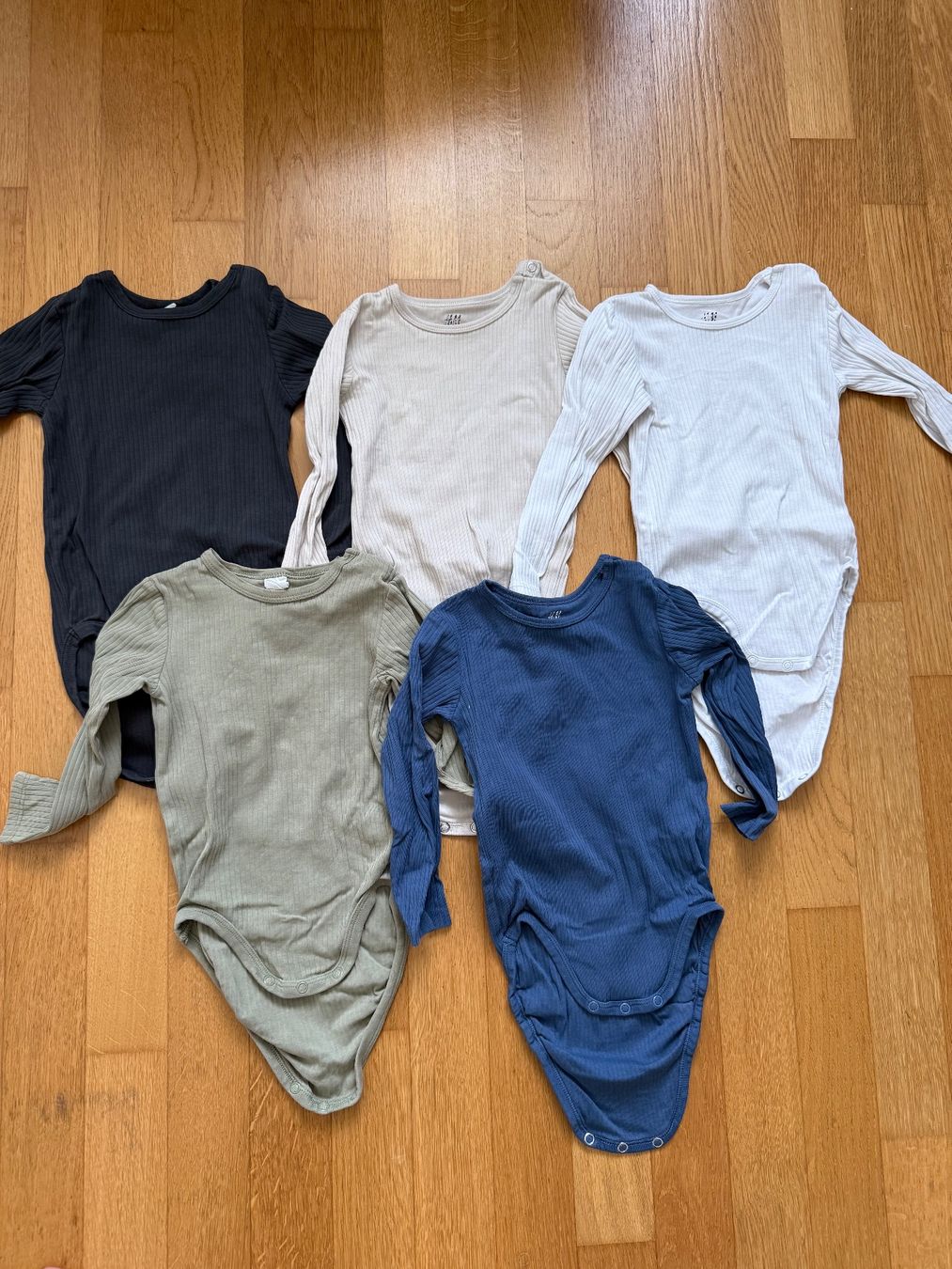 Kleiderpakete & -sets: H&M Langarm Body Set Baumwolle Gr. 92 – Gebraucht aus Zürich von audrey_dri