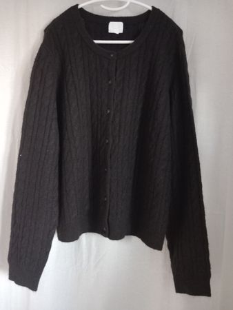 Cardigan brun foncé en maille torsadée