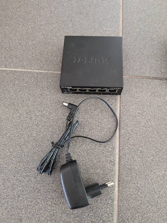 Hub & Switch: D-Link 5-Port Switch – Usato da Luzern venduto da distract