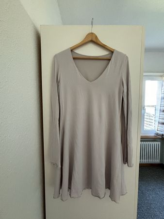 Elegantes Kleid mit langen, weiten Ärmeln, beige, Grösse S
