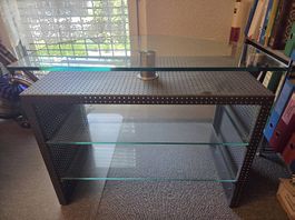 Modernes Glas-Lowboard mit Lochblech-Elementen  Platzsparen
