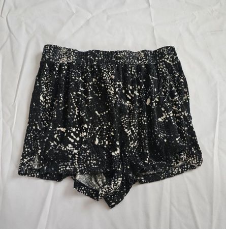 H&M Shorts schwarz-weiss gemustert Groesse S Damen