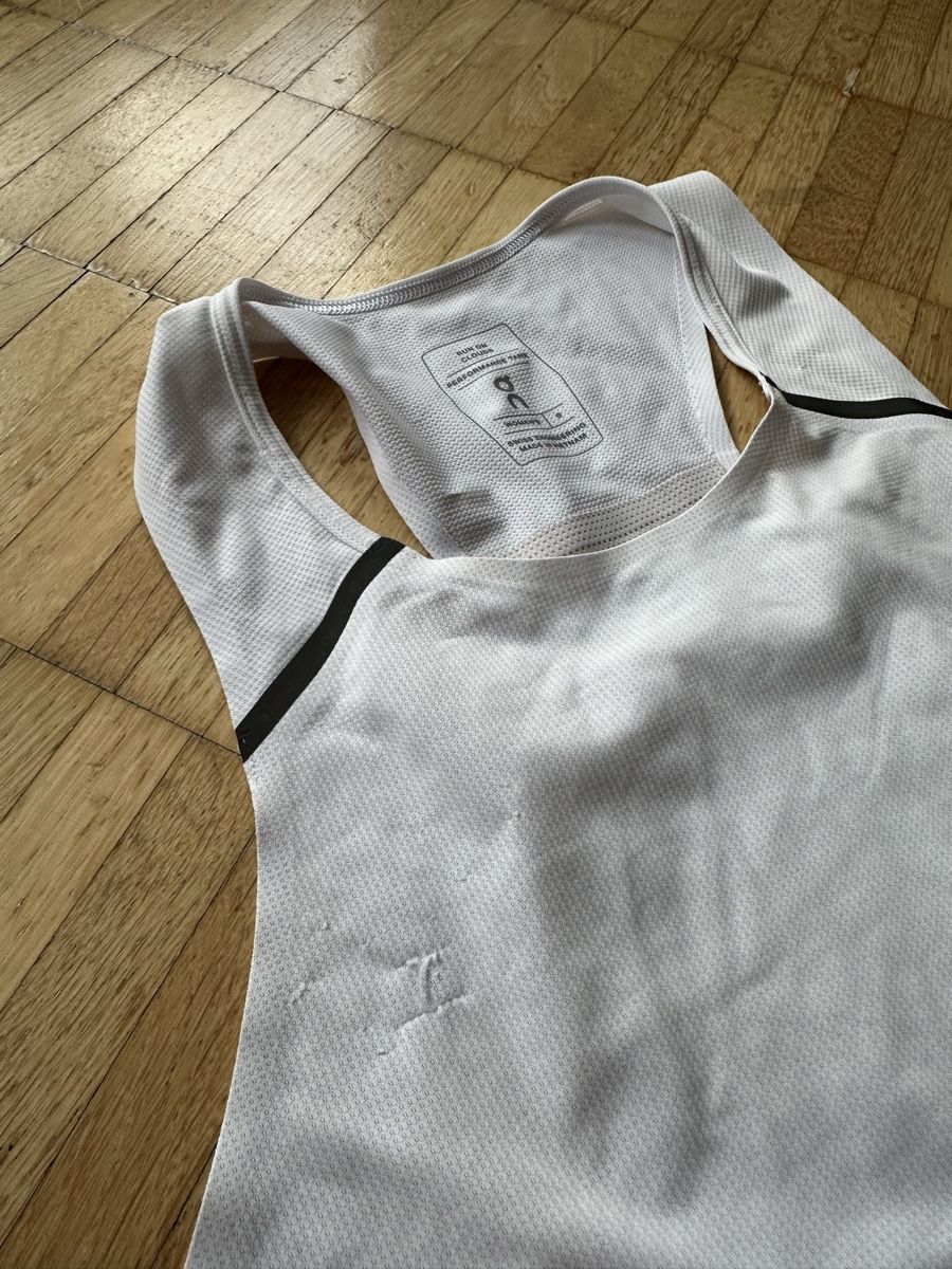 Top: ON tank top white – Usato da Zug venduto da abe_6llp 3