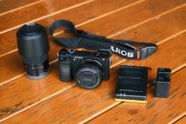 Sony a6300 (2716 Auslösungen) mit 2 Objektiven und Zubehör