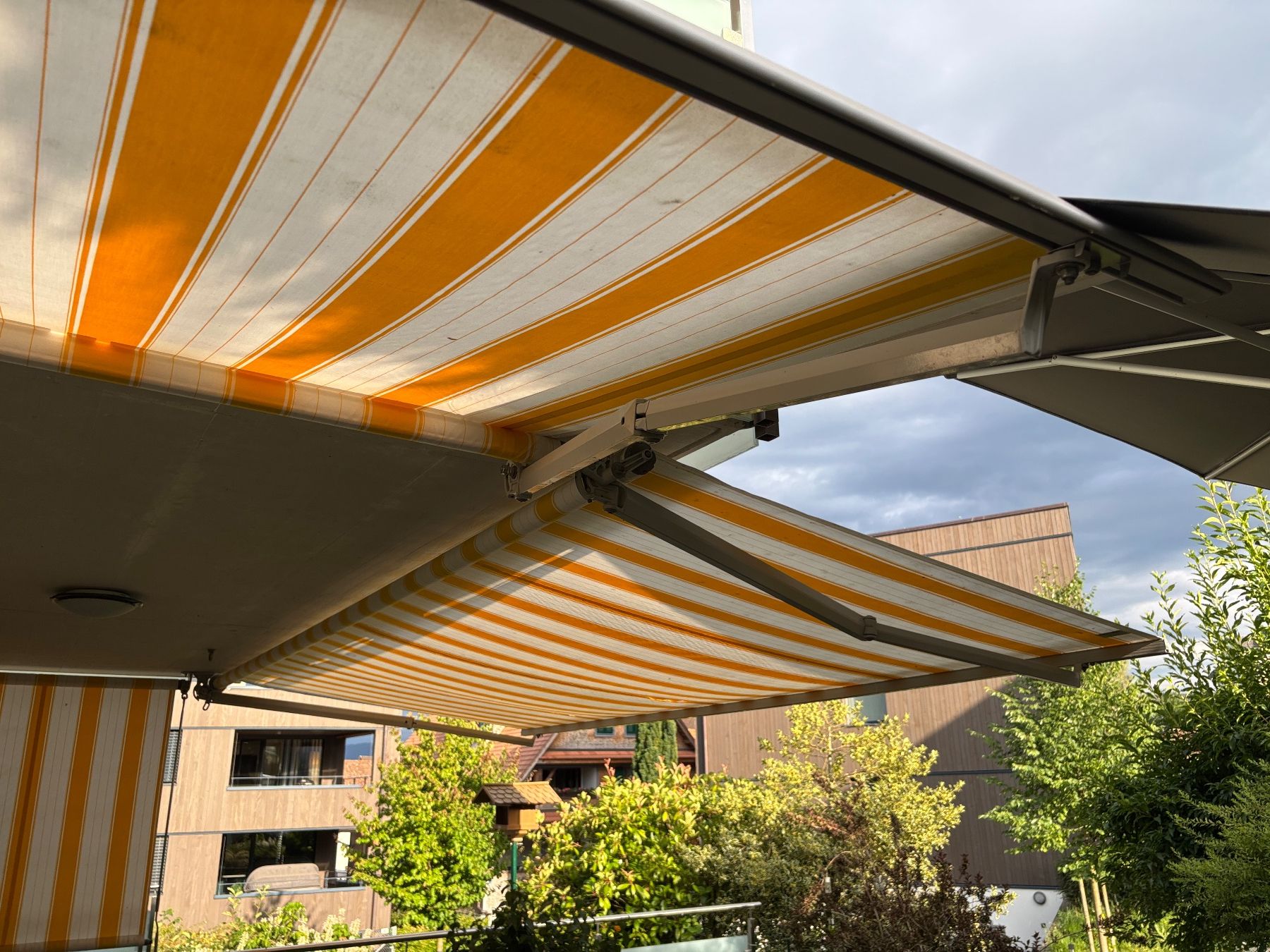Marquises: 2 Sonnenstoren gelb/weiss – D'occasion à neuheim par Negobs 1