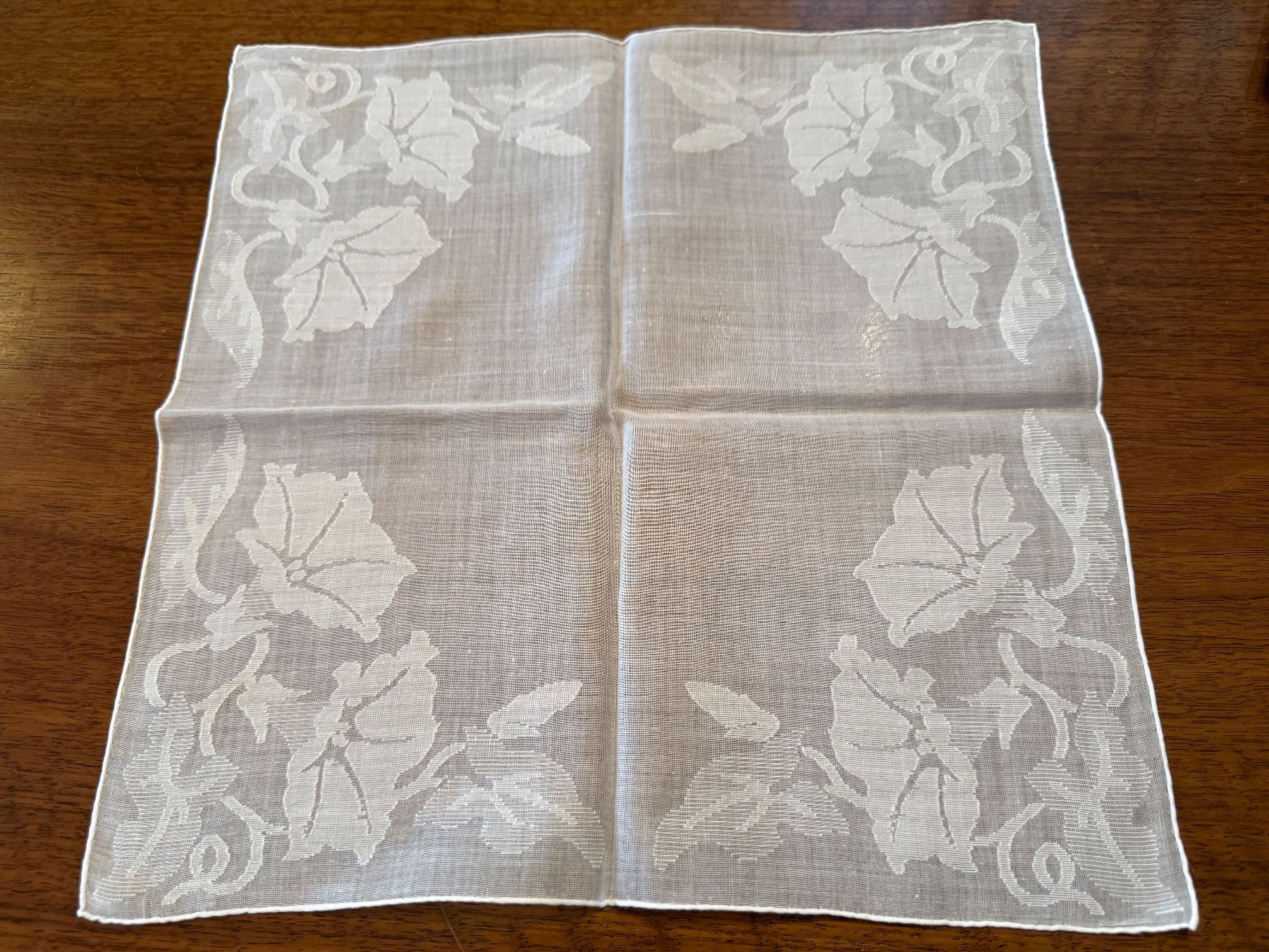 Altro in  Abbigliamento & Accessori: Weisses Stofftaschentuch mit Blumenmuster gebraucht – Usato da Erstfeld venduto da Mario_boe0 1