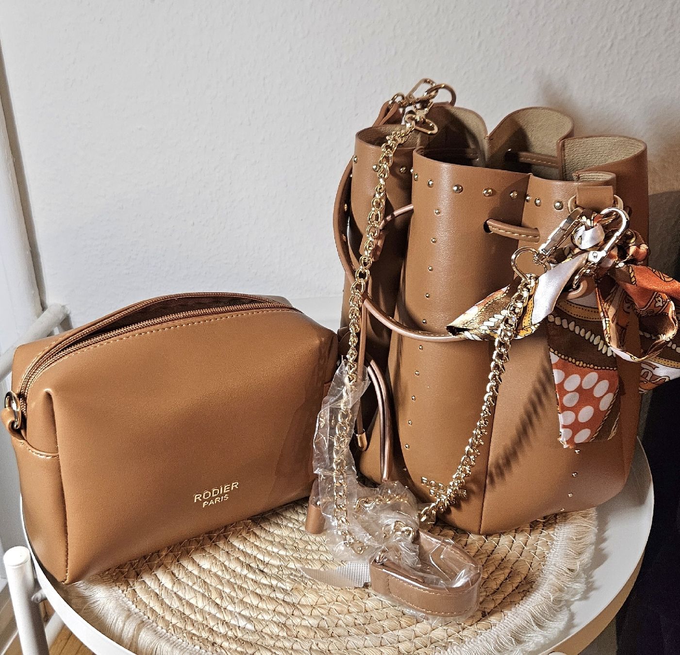 Autres vêtements & accessoires: Sac à main avec trousse NEUF – Neuf avec emballage d'origine à Nyon par nay_y72c