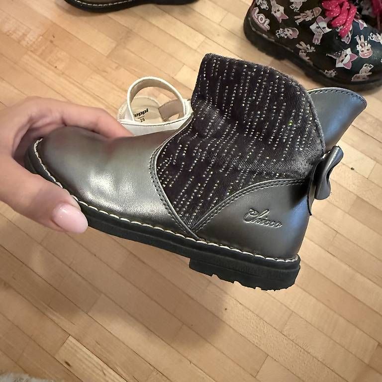 Scarpe per ragazze: 3 Mädchenschuhe Grösse 26 – Usato da Hochdorf venduto da Franciscochico 1