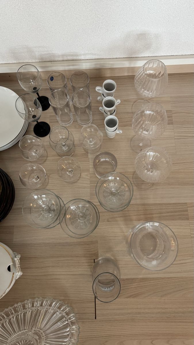 Set di piatti: Viel Geschirr und Gläser Set – Usato da Pfäffikon zh venduto da Jiim7 3