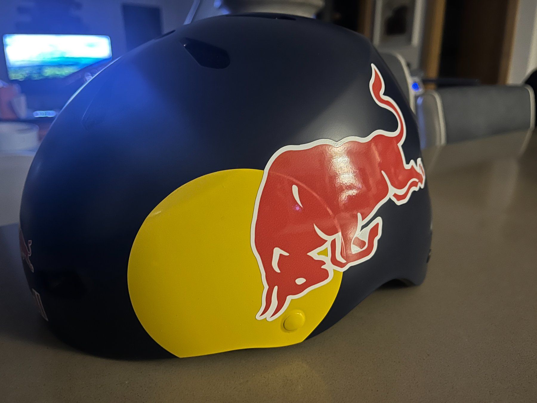 Caschi: Casque RedBull Bern – Usato da Versegères venduto da rebellion 1