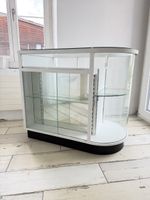 *ab Fr.1.-* Vitrine mit gebogenem Glas