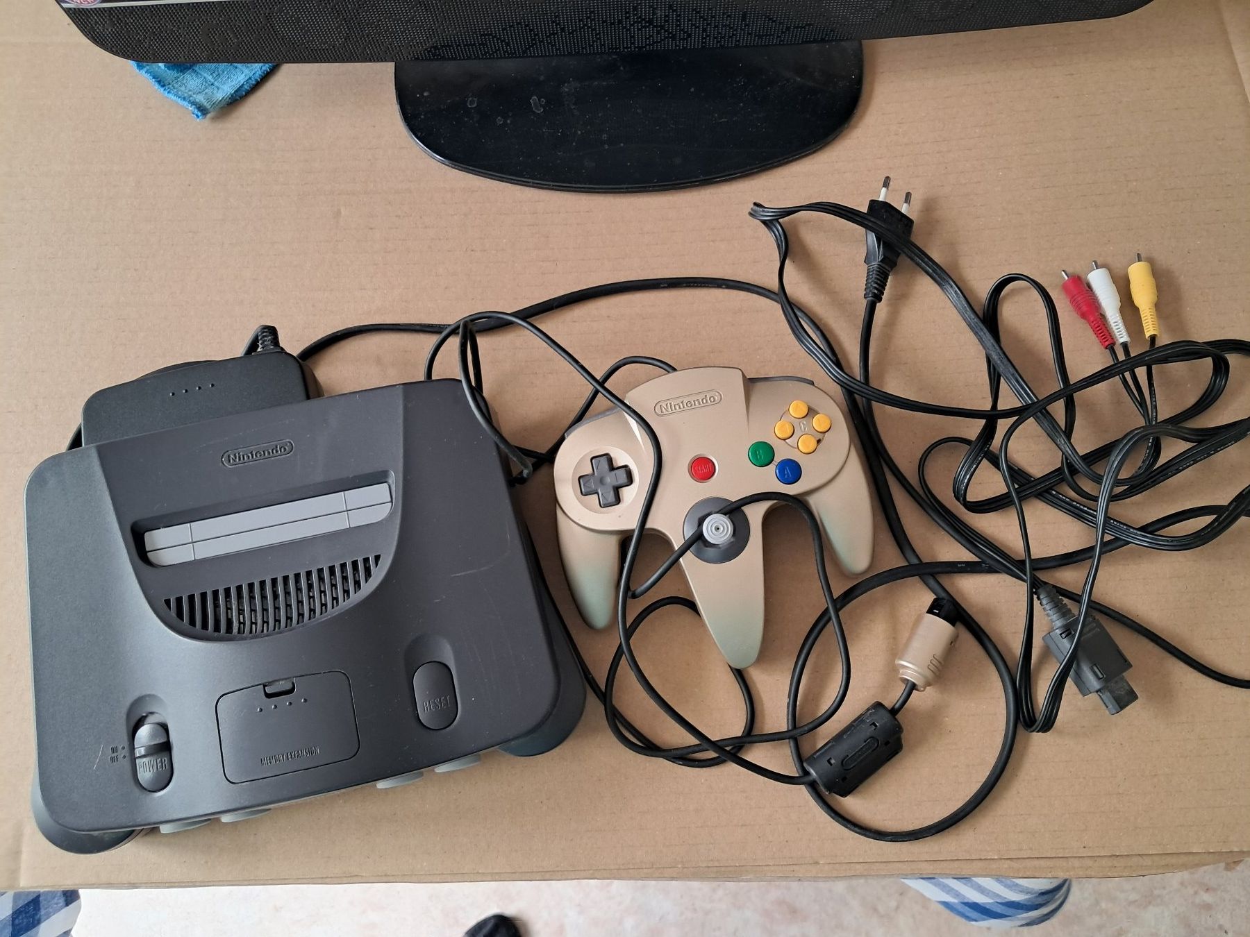 Nintendo Konsolen: Nintendo 64 PAL Gold Controller & Expansion Pak – Gebraucht aus Wallisellen von Cyberfuexli