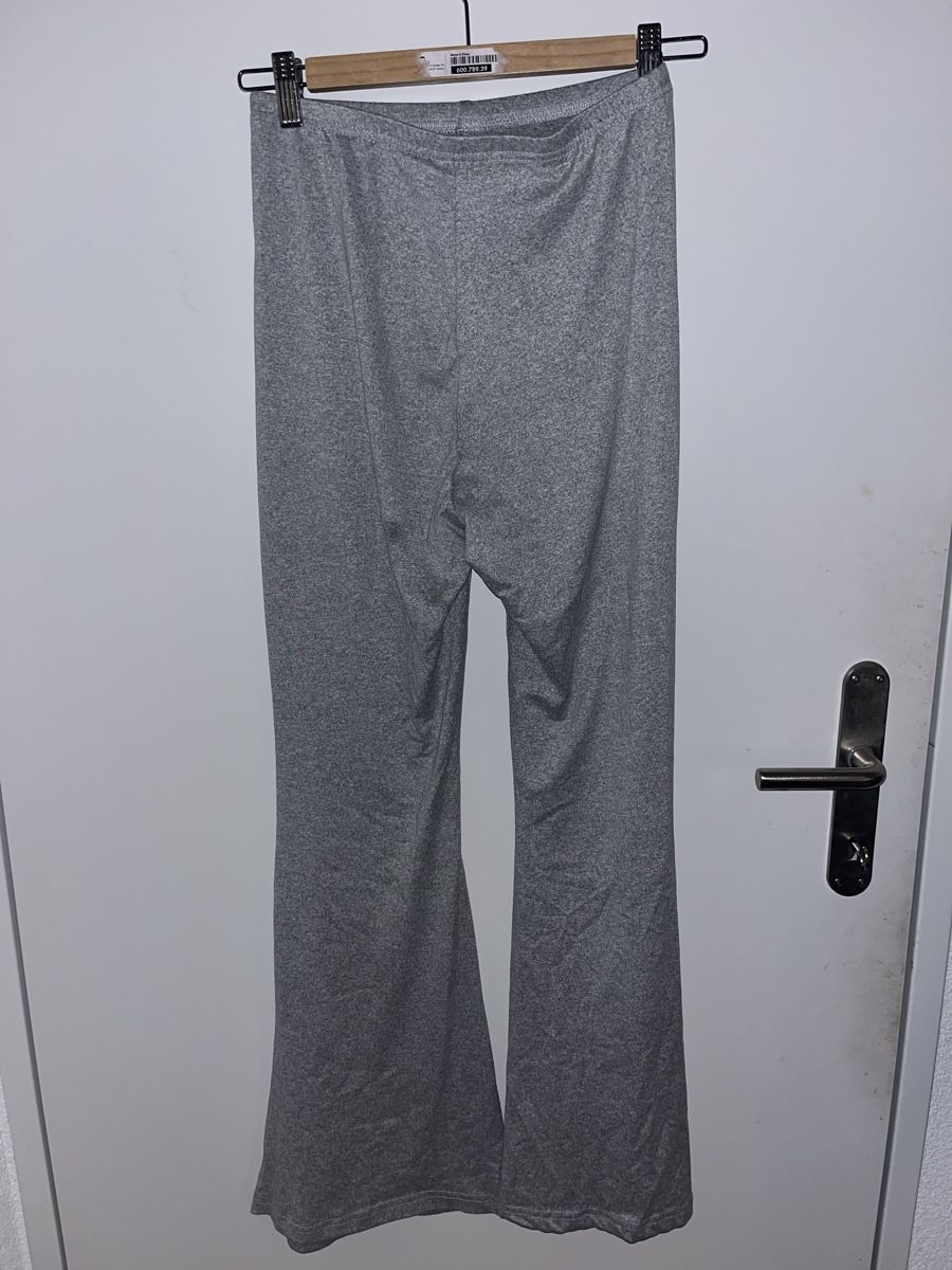 Shein Leggings: Graue Stoffhose mit Schlag, Grösse S – Usato da Bern venduto da Zoee.pg 2